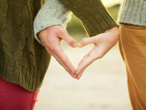 mãos formando um coração