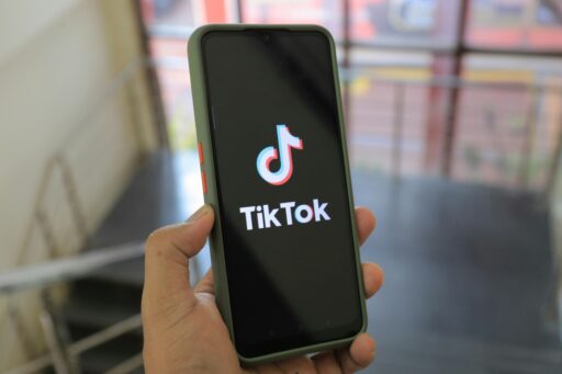 Celular com a tela do TikTok