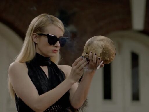 Garota gótica segurando uma caveira