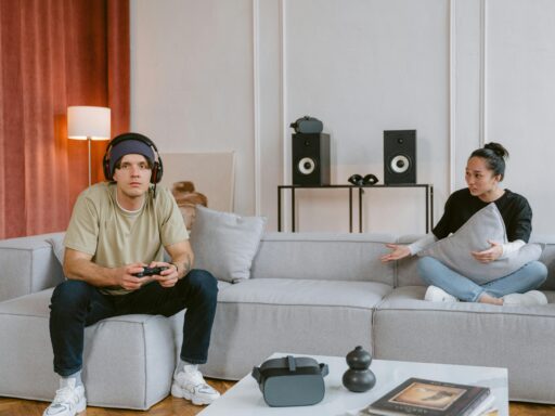 homem joga e mulher está furiosa