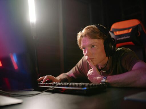 homem pensativo no pc