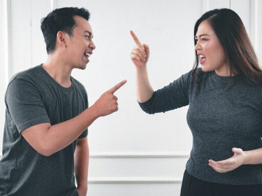 homem e mulher discutindo