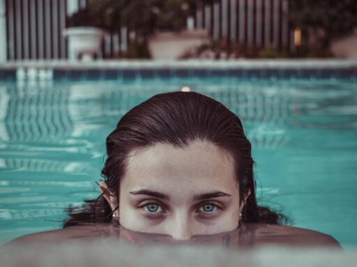mulher em uma piscina