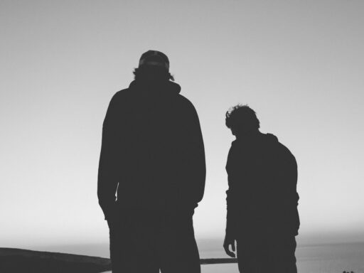 silhueta de dois homens