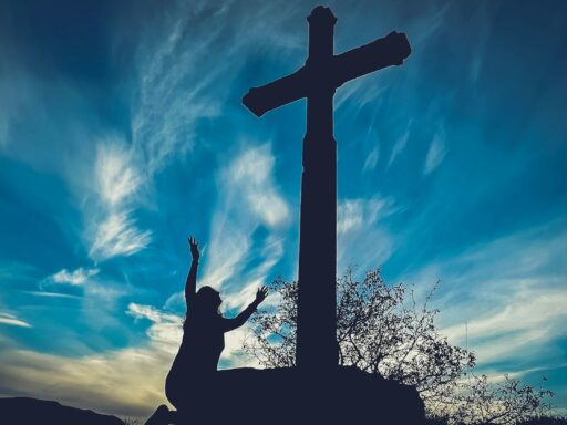 pessoa diante de uma cruz