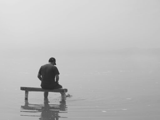 homem sentado na doca