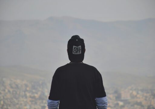 homem de costas vestindo boné preto