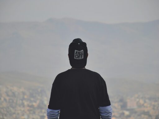 homem de costas vestindo boné preto