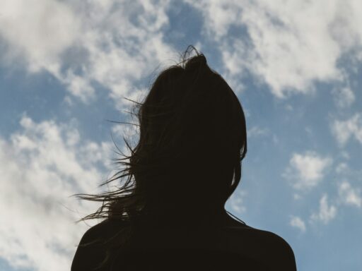 silhueta de uma mulher