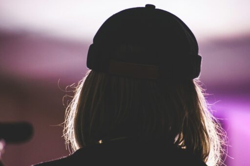 silhueta de uma garota