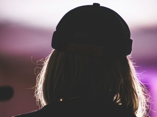 silhueta de uma garota