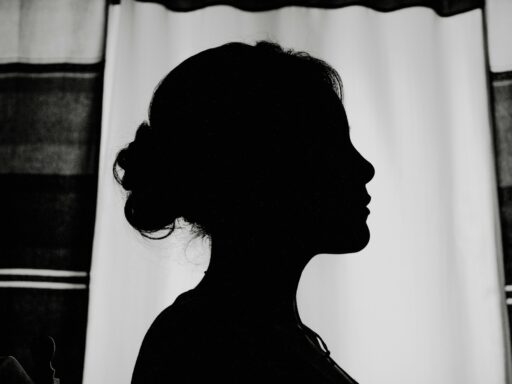 silhueta de uma mulher