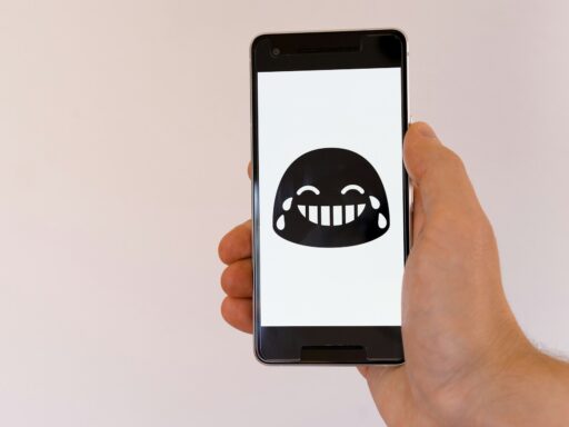 pessoa segurando smartphone