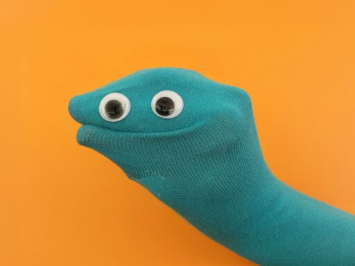 mão engraçada vestindo meia